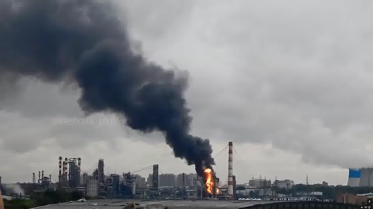 حريق في مصفاة نفط في كابوتنيا بمنطقة موسكو