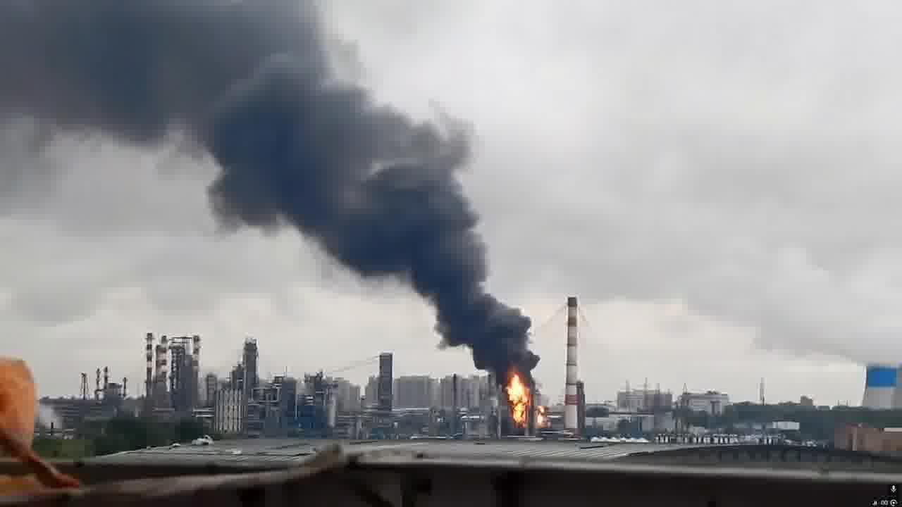 حريق في مصفاة نفط في كابوتنيا بمنطقة موسكو