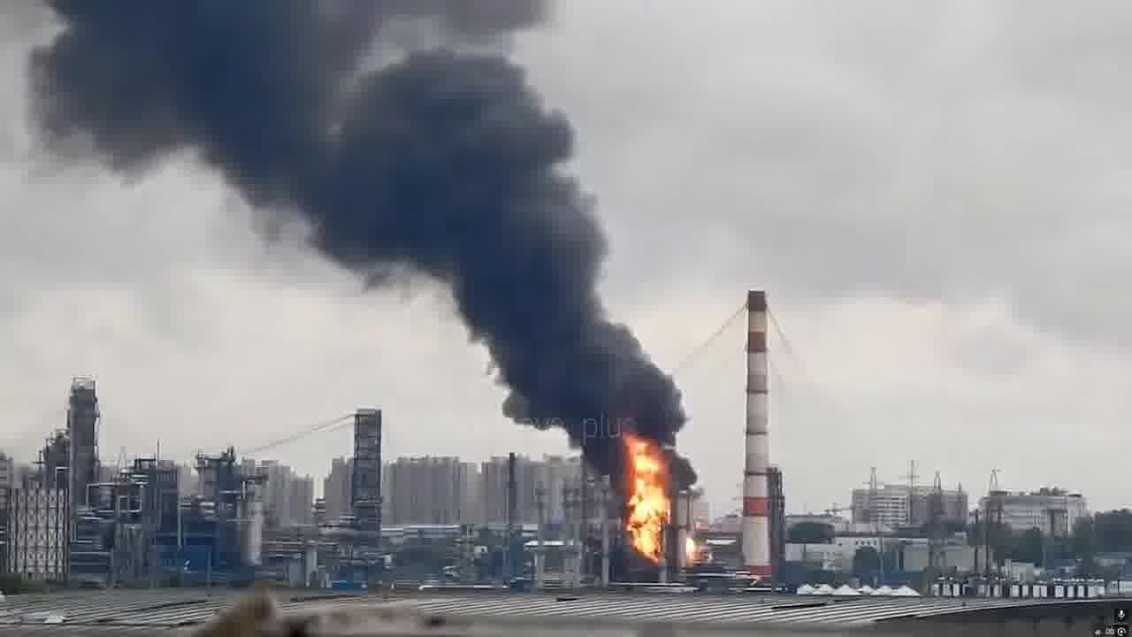 حريق في مصفاة نفط في كابوتنيا بمنطقة موسكو