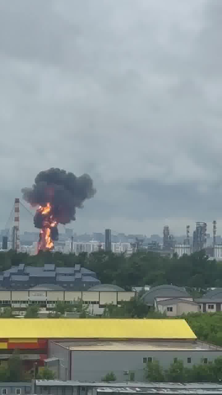 President Zelensky confirms strikes at oil refinery in Kapotnya in response to recent Russian attacks and Kremlin’s unwillingness to end the war