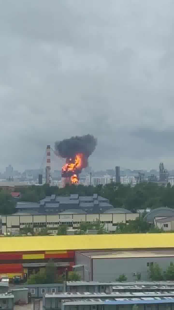 President Zelensky confirms strikes at oil refinery in Kapotnya in response to recent Russian attacks and Kremlin’s unwillingness to end the war