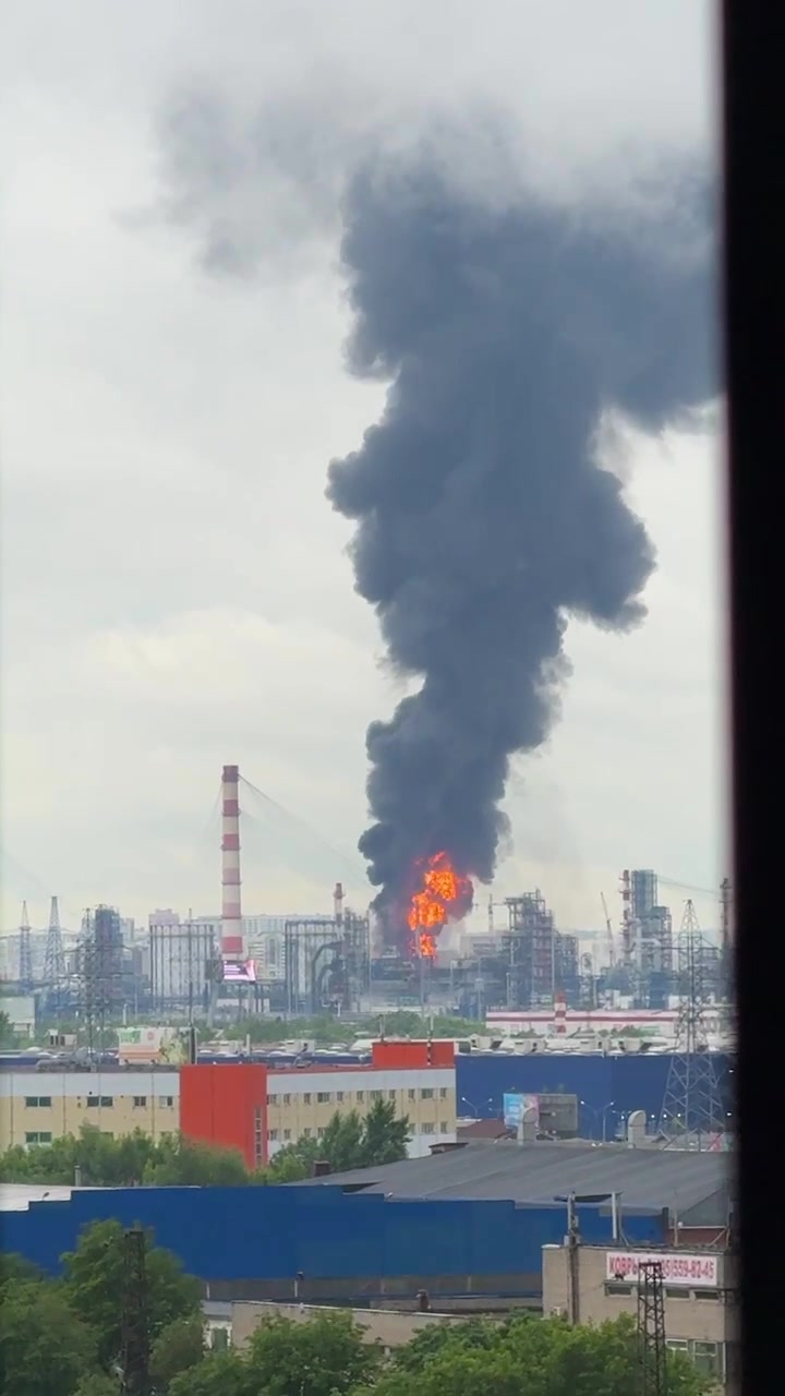 President Zelensky confirms strikes at oil refinery in Kapotnya in response to recent Russian attacks and Kremlin’s unwillingness to end the war