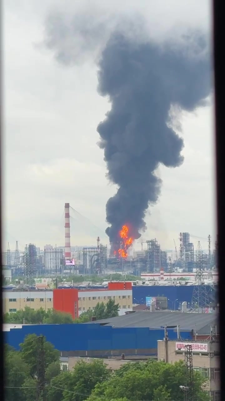 President Zelensky confirms strikes at oil refinery in Kapotnya in response to recent Russian attacks and Kremlin’s unwillingness to end the war