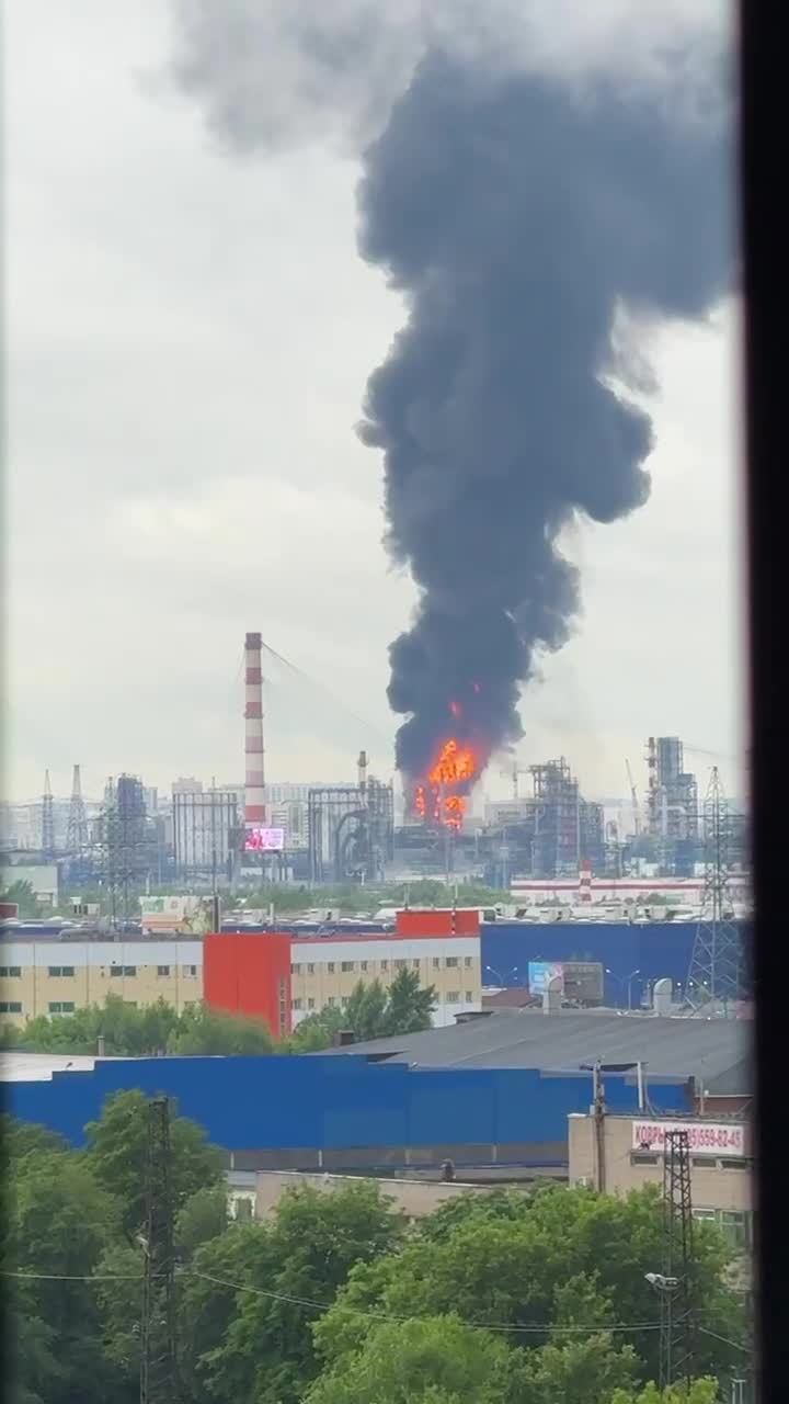 President Zelensky confirms strikes at oil refinery in Kapotnya in response to recent Russian attacks and Kremlin’s unwillingness to end the war