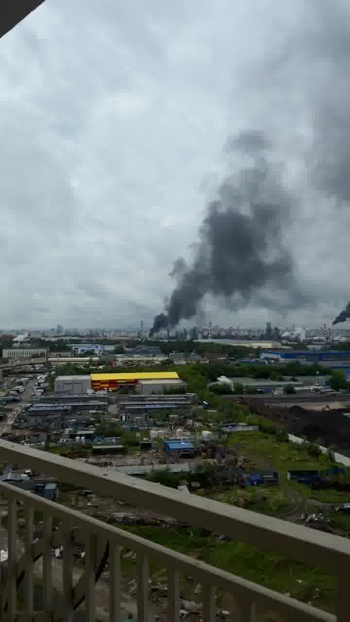 President Zelensky confirms strikes at oil refinery in Kapotnya in response to recent Russian attacks and Kremlin’s unwillingness to end the war