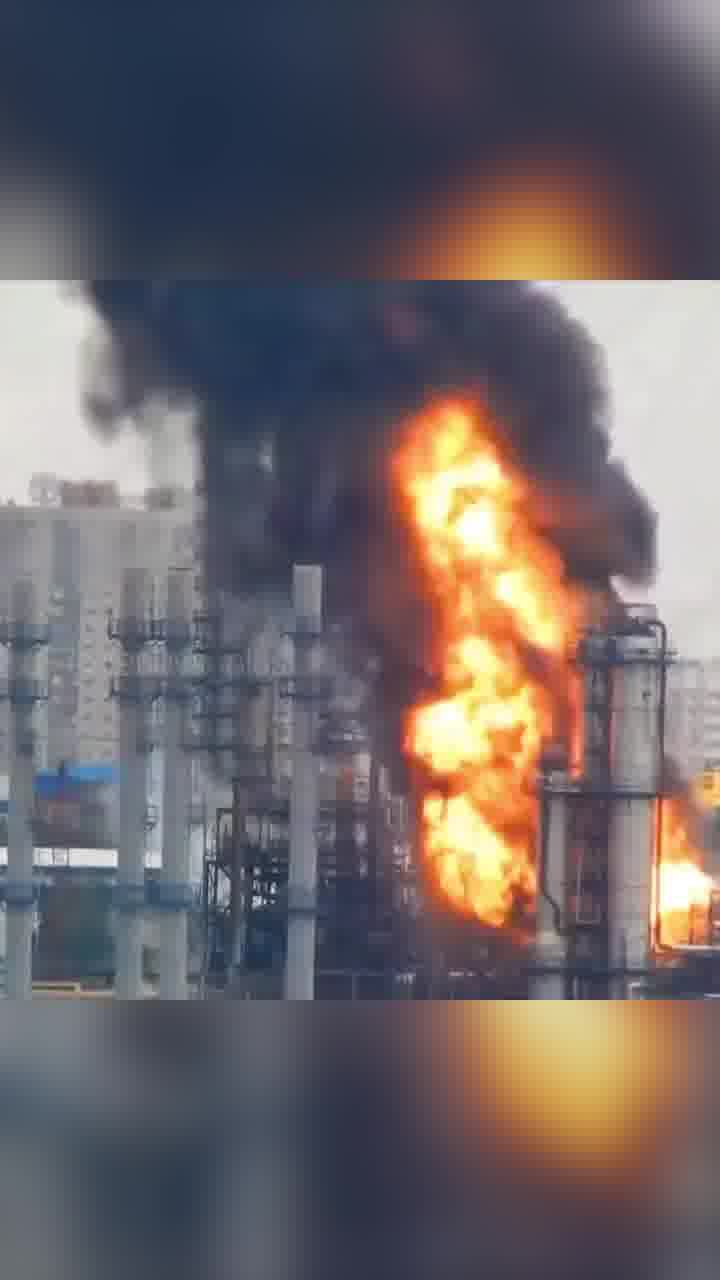 President Zelensky confirms strikes at oil refinery in Kapotnya in response to recent Russian attacks and Kremlin’s unwillingness to end the war