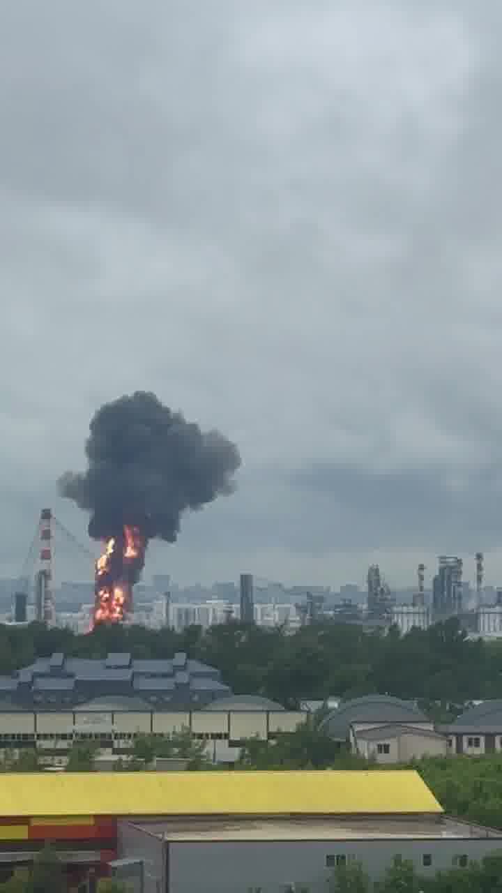 President Zelensky confirms strikes at oil refinery in Kapotnya in response to recent Russian attacks and Kremlin’s unwillingness to end the war