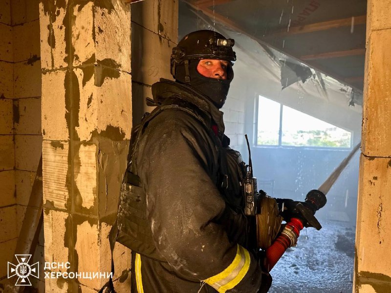 Fire caused by drone strike at the central part of Kherson