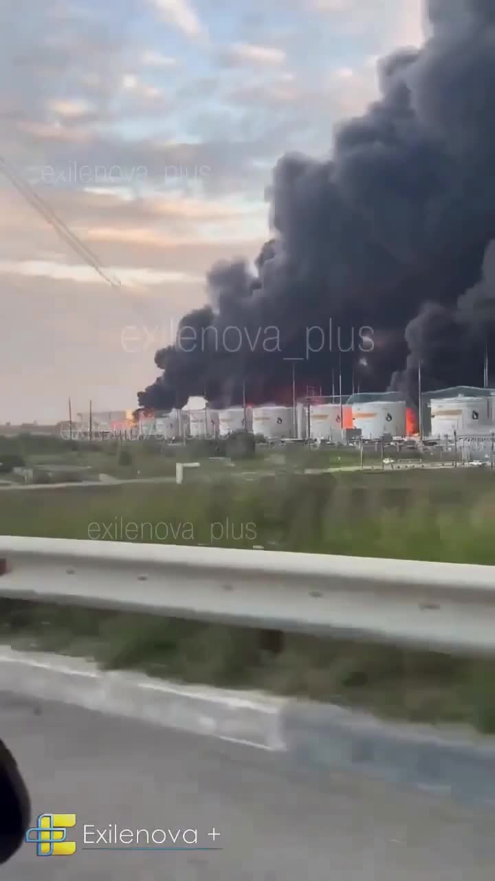 Großbrand in der Ölraffinerie in Slawjansk am Kubanischen See