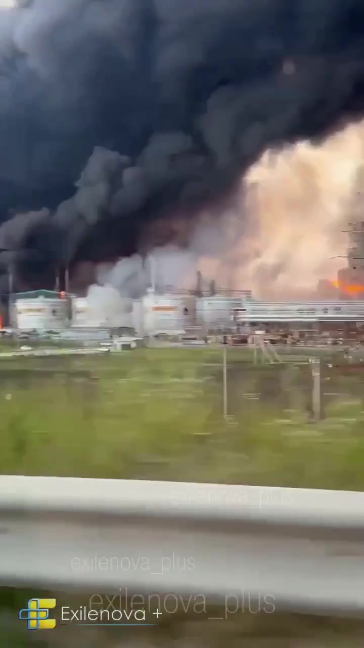 Massive fire at the oil refinery in Slavyansk-na-Kubani