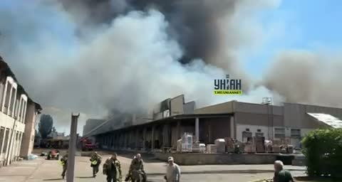 Russia strikes Nova Poshta logistics center in Obolonskyi district of Kyiv