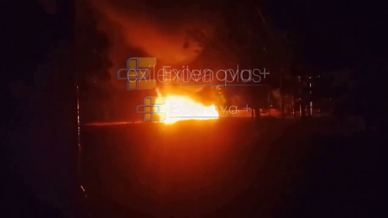 马里乌波尔夜间遭袭后发生火灾