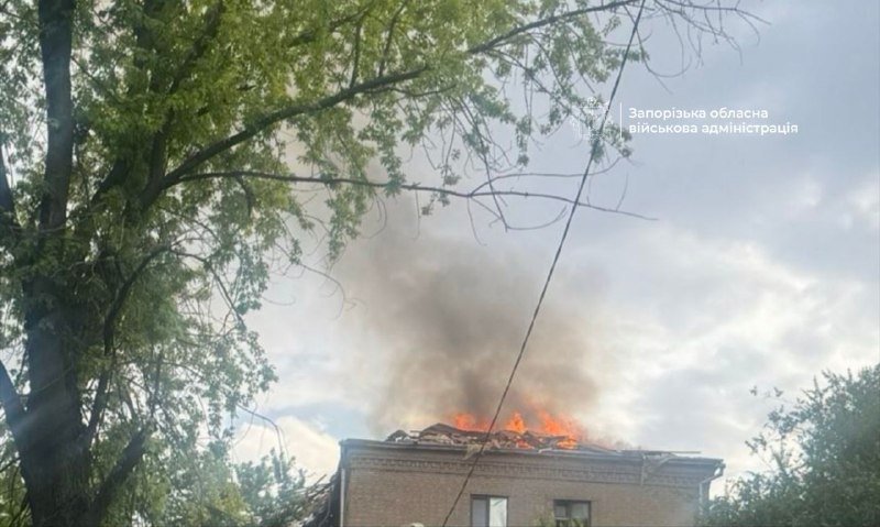 У Запарожжы пасля ўдару беспілотніка загарэўся дах жылога дома