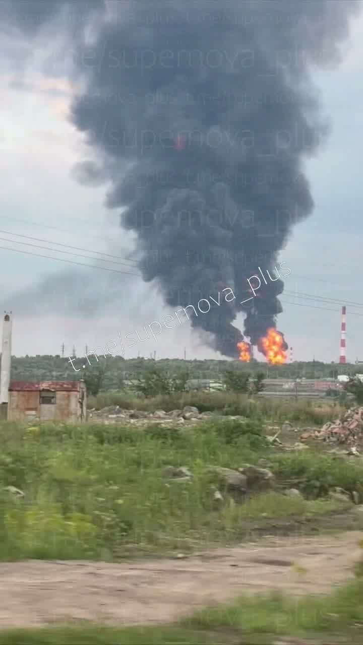 Fires at the oil refinery in Syzran as result of drones strikes