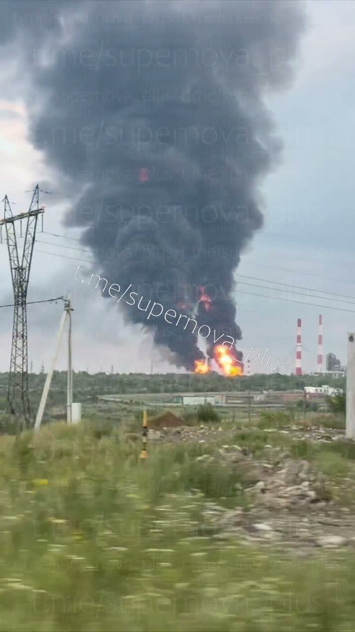 Fires at the oil refinery in Syzran as result of drones strikes