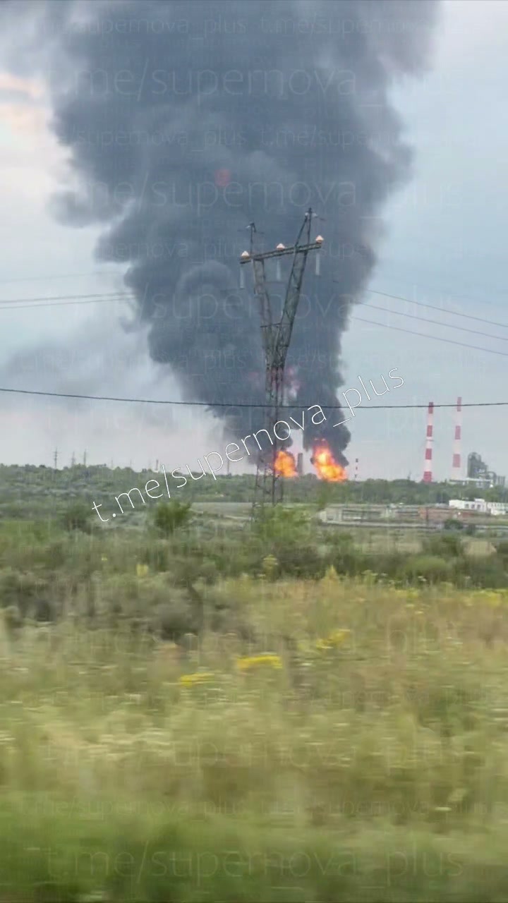 Fires at the oil refinery in Syzran as result of drones strikes