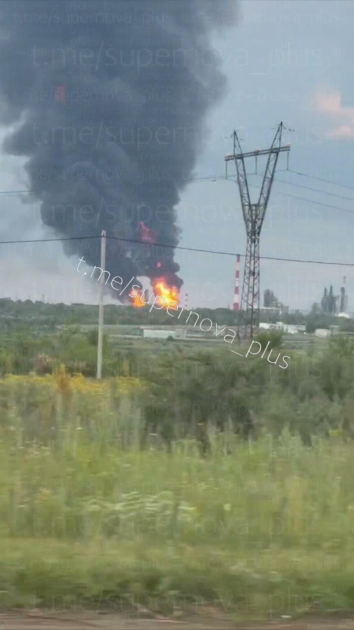 Fires at the oil refinery in Syzran as result of drones strikes