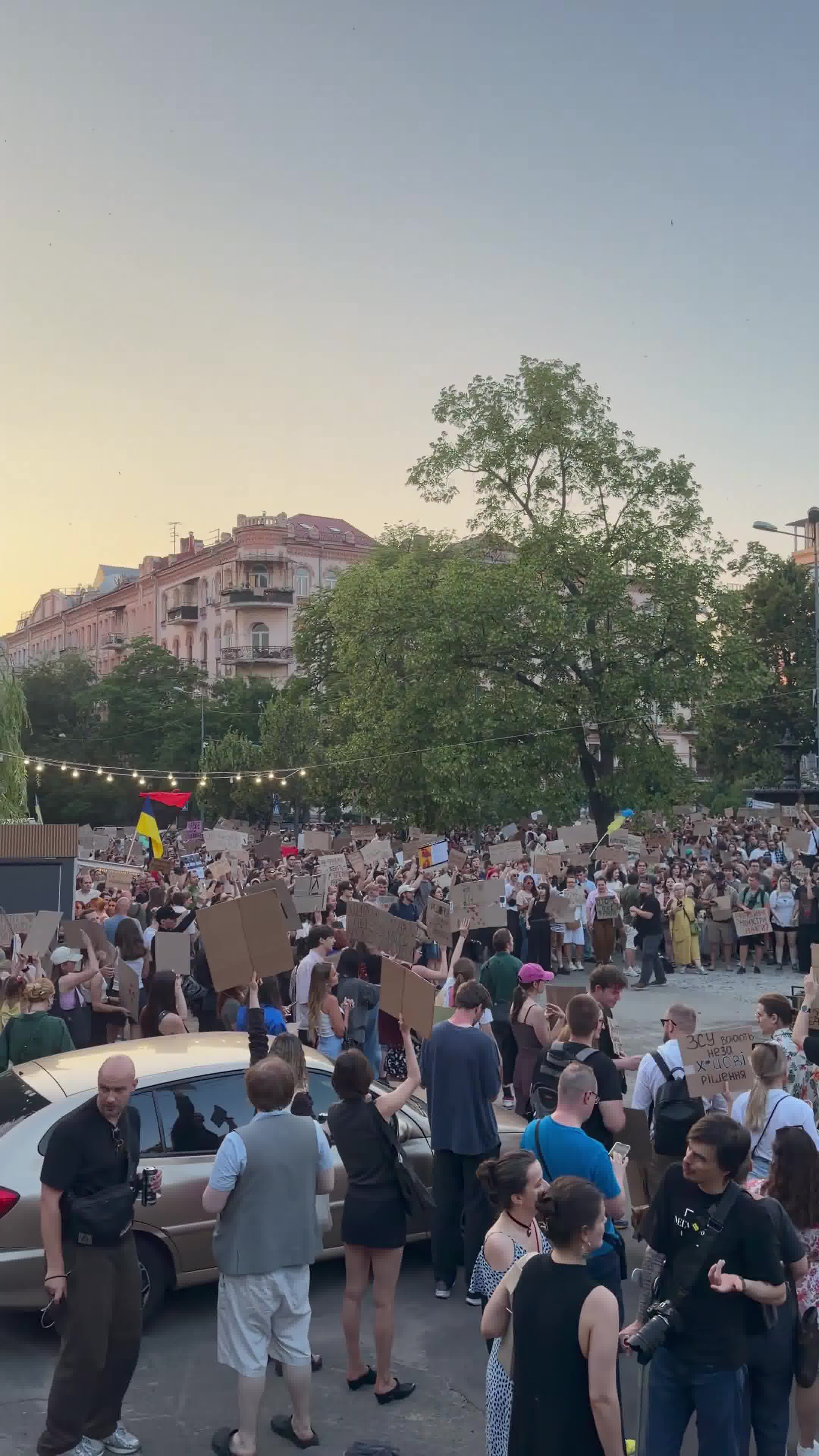 The pro-Fedorov/anti-corruption protests in Kyiv are continuing into the night