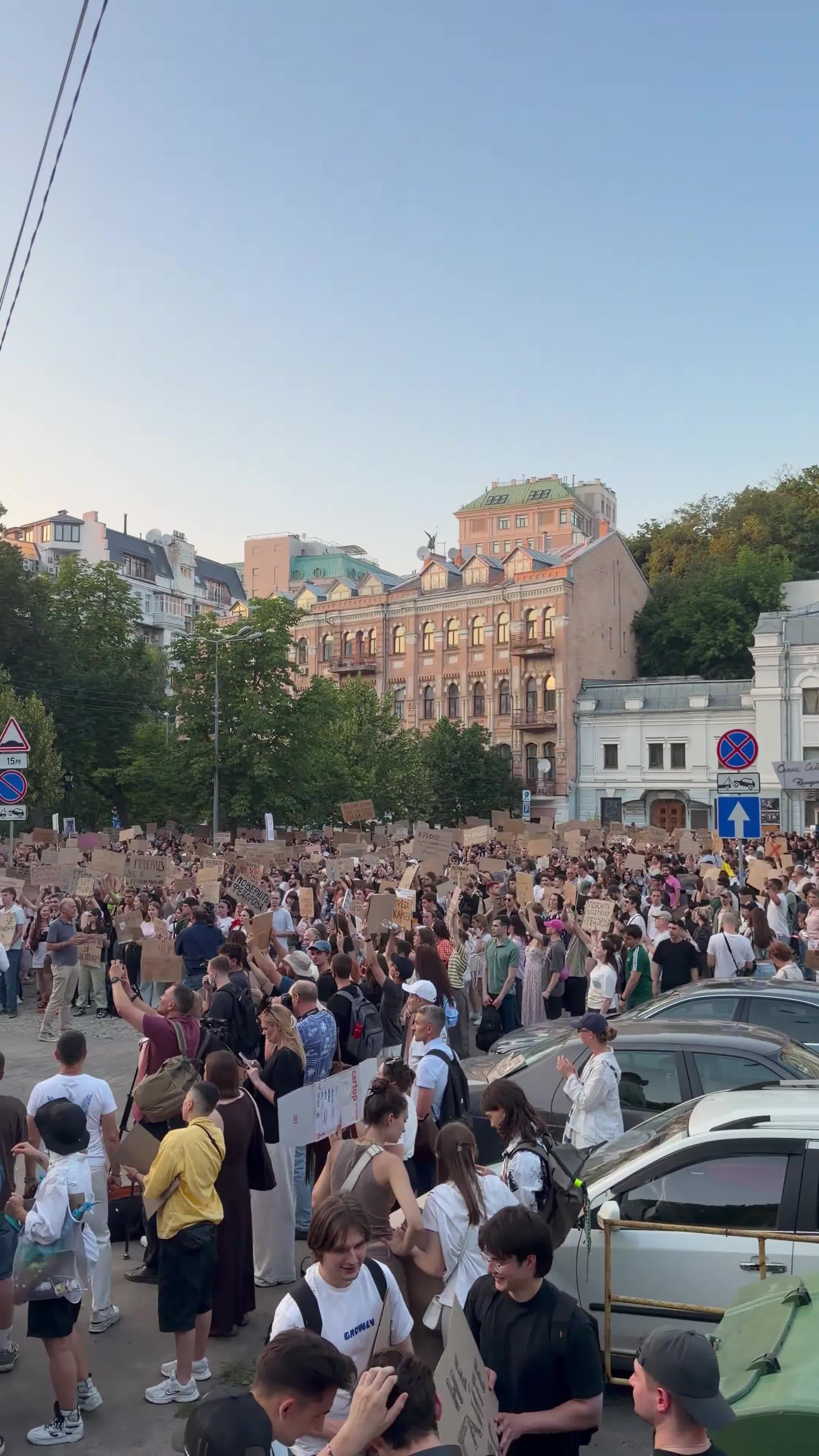 The pro-Fedorov/anti-corruption protests in Kyiv are continuing into the night