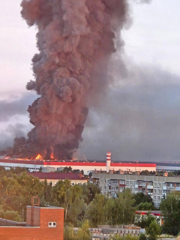 Gran incendio en el centro de clasificación de frutos del bosque en Podolsk, región de Moscú.
