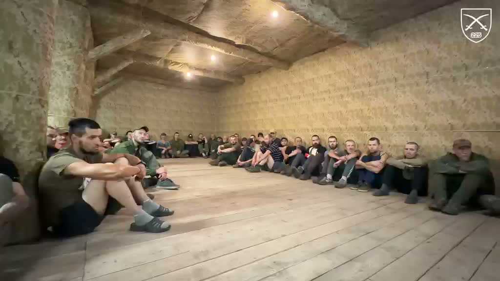 El 225.º Regimiento de Asalto capturó a 64 soldados rusos en una semana. Su misión era infiltrarse sin ser detectados tras las posiciones ucranianas, sin entrar en combate, buscando tripulaciones de drones, recabando información y plantando banderas rusas para los próximos vídeos sobre aldeas capturadas. En cambio, fueron capturados. Los combatientes del 225.º Regimiento de Asalto desalojaron a los grupos infiltrados en las zonas de Ternuvate, Kosivtsevo, Rizdvyanka, Verkhnyaya Tersa y Vozdvizhivka.