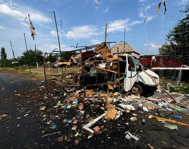 At least 2 people killed and 7 injured in today's shelling of Donetsk region. In Znamenivka, Oleksandrivska community, Russians fired on a civilian car - 2 people killed, 4 more injured. 3 more people injured in Druzhkivka