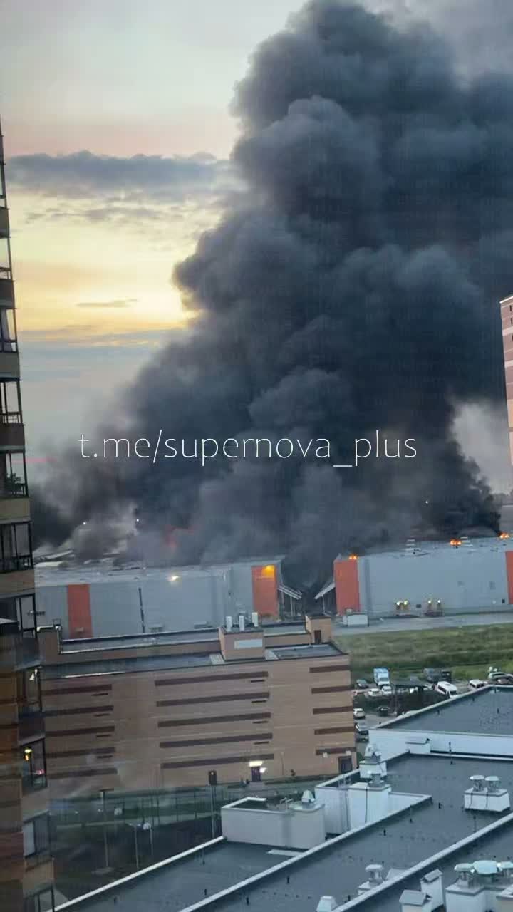 St. Petersburg'daki depolarda insansız hava araçlarının saldırısının ardından büyük yangın çıktı.
