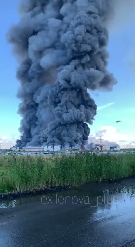 Fires burning at the logistics warehouses near St.Petersburg 