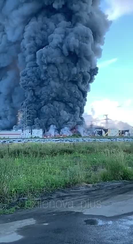 Fires burning at the logistics warehouses near St.Petersburg 