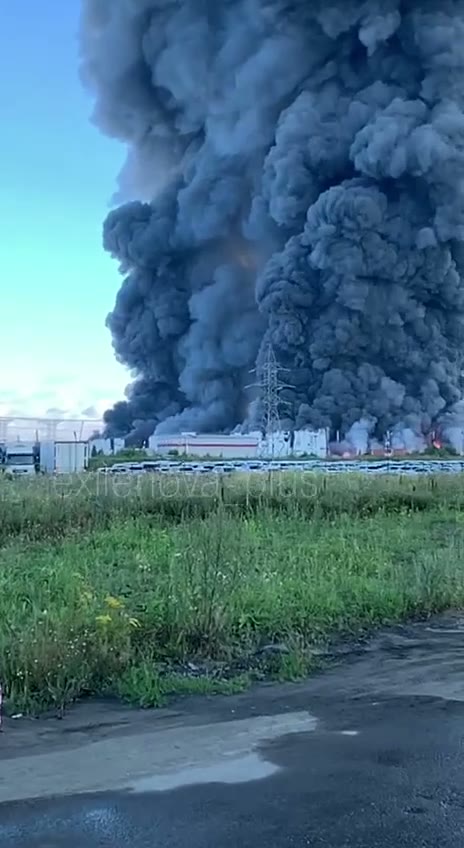 Fires burning at the logistics warehouses near St.Petersburg 