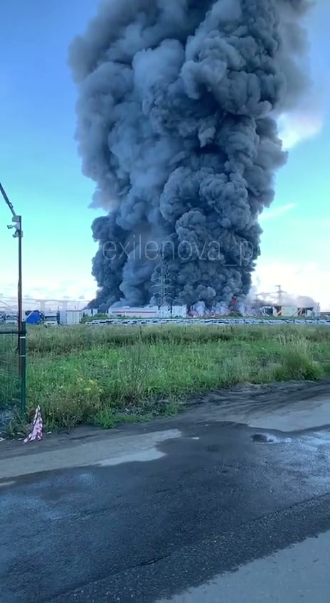 Fires burning at the logistics warehouses near St.Petersburg 