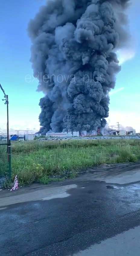 Fires burning at the logistics warehouses near St.Petersburg 