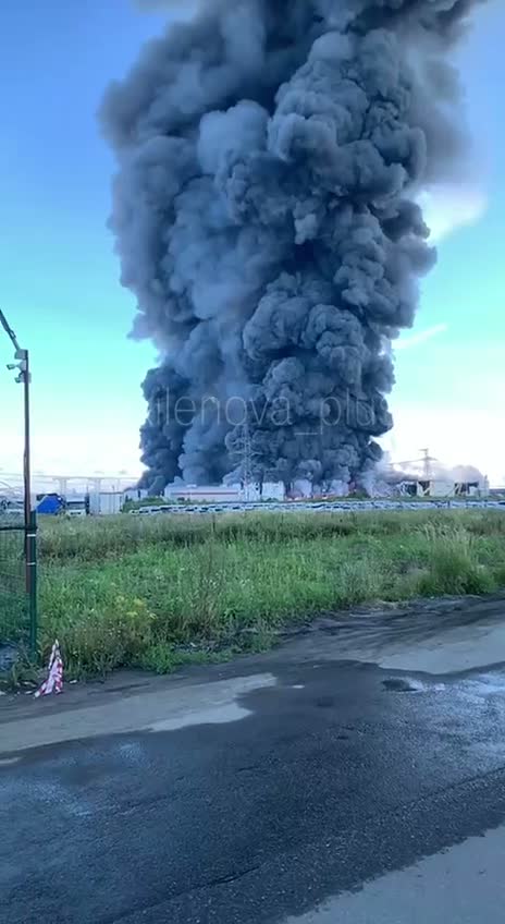 Fires burning at the logistics warehouses near St.Petersburg 