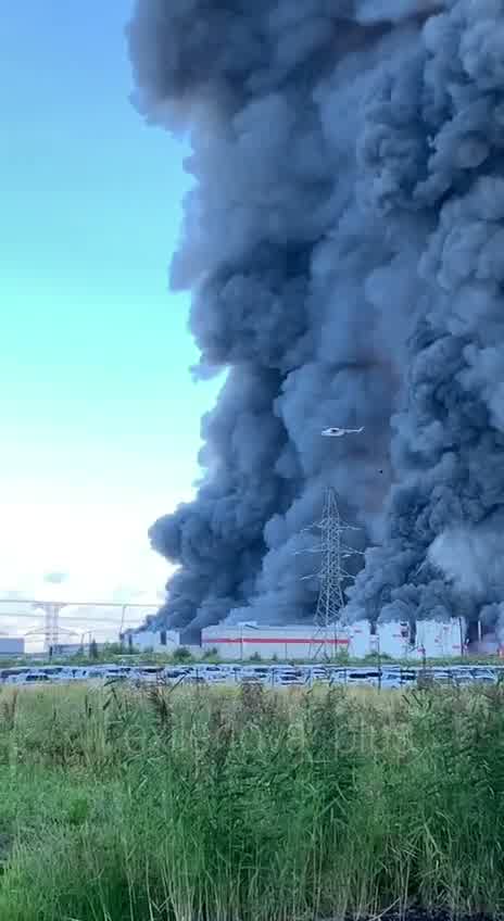 Fires burning at the logistics warehouses near St.Petersburg 