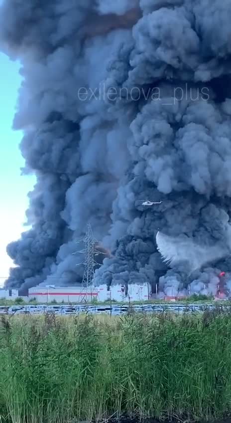 Fires burning at the logistics warehouses near St.Petersburg 