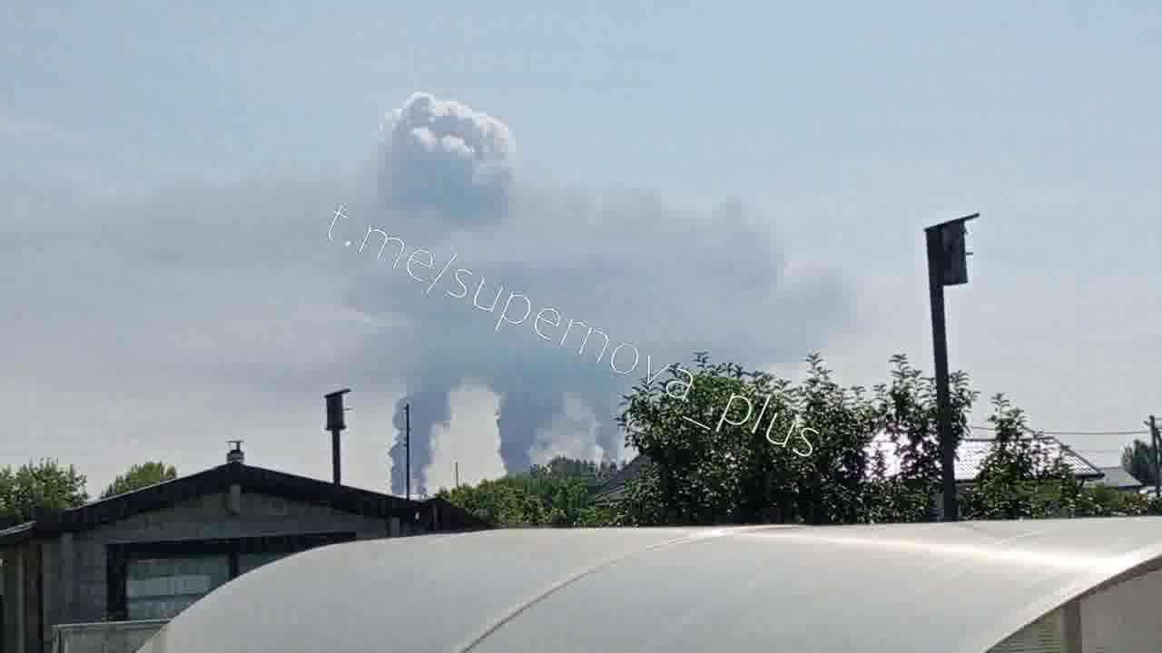 Smoke is rising at the oil refinery in Tyumen