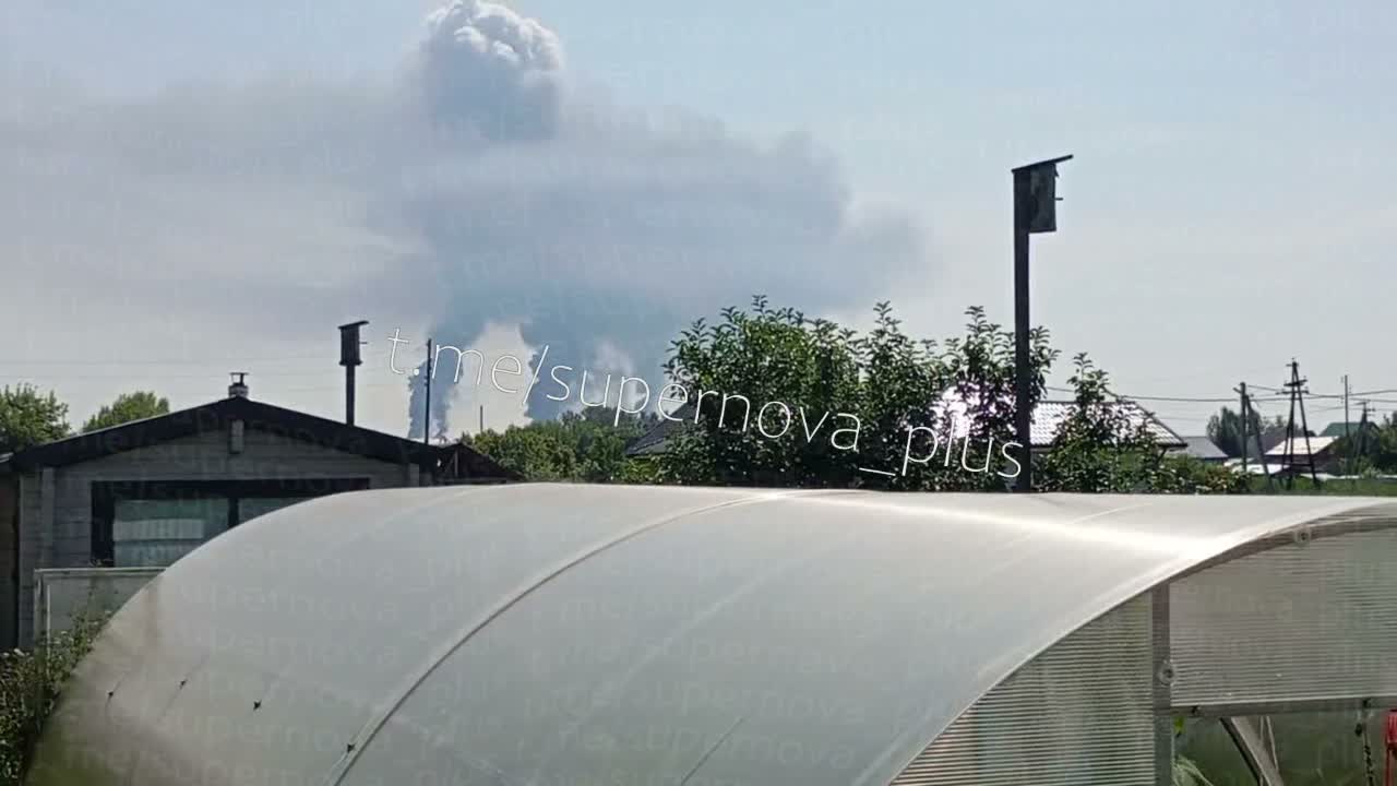 Smoke is rising at the oil refinery in Tyumen
