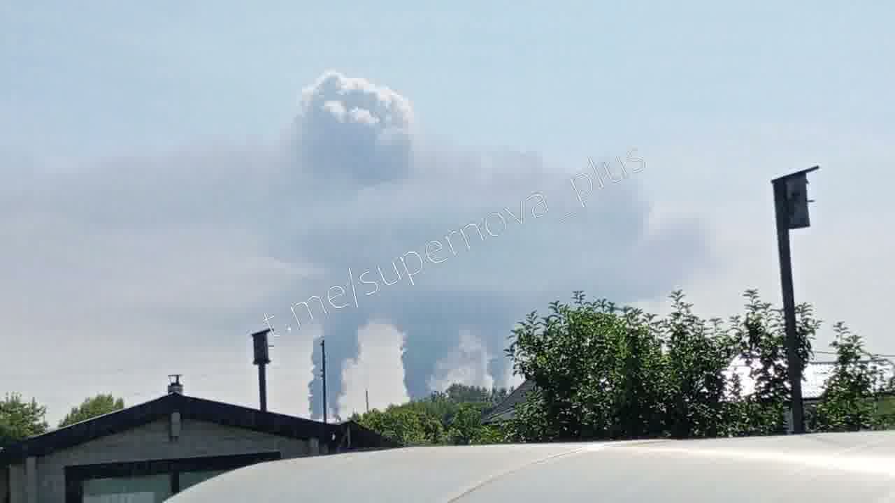 Smoke is rising at the oil refinery in Tyumen