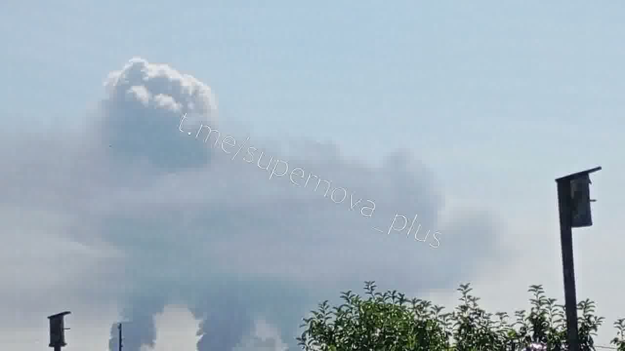 Smoke is rising at the oil refinery in Tyumen