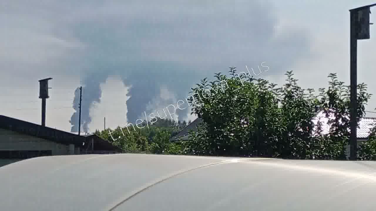 Smoke is rising at the oil refinery in Tyumen