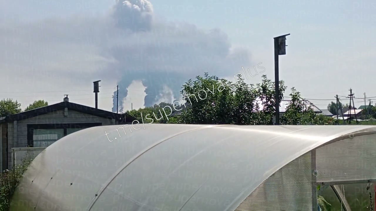 Smoke is rising at the oil refinery in Tyumen