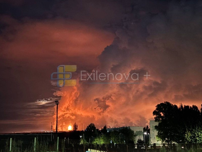Big fire at the oil refinery in Nizhnekamsk after drones strikes earlier today 