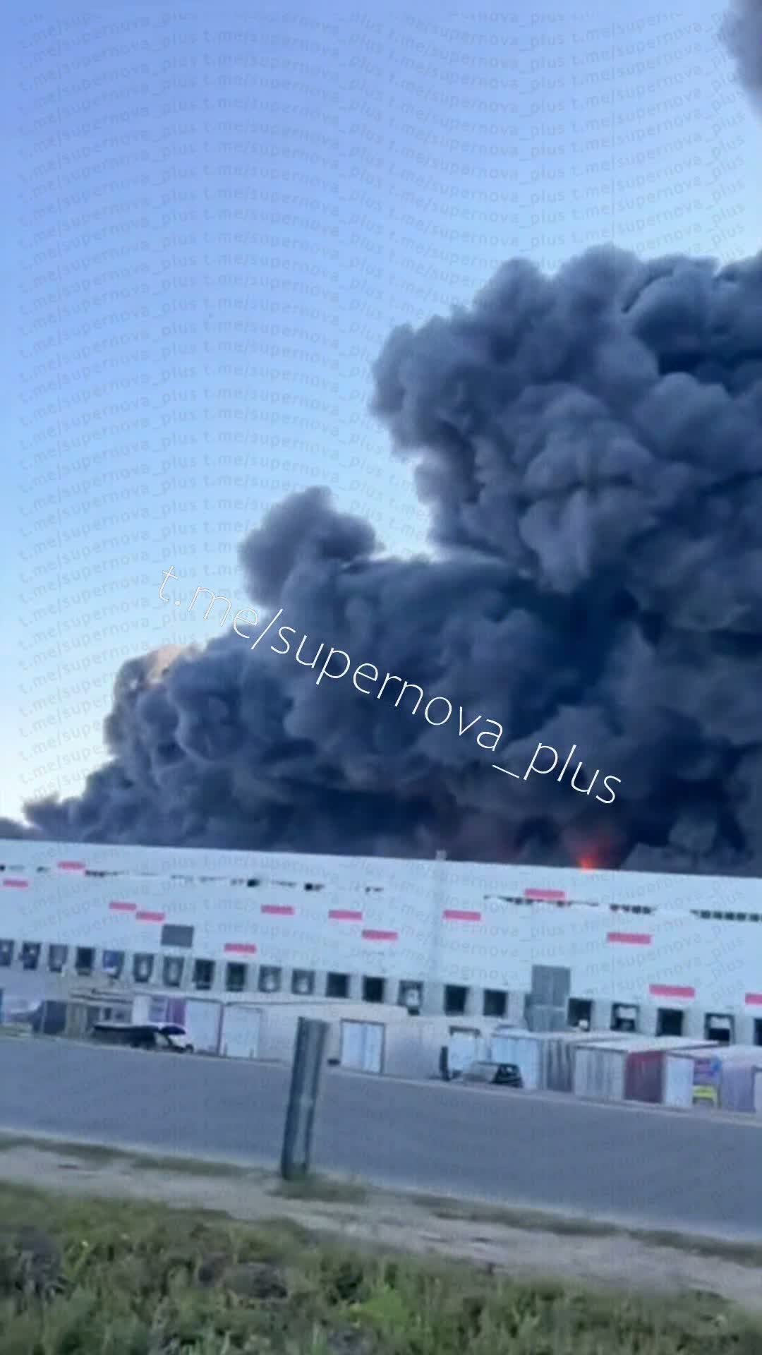 Fire raging at the warehouses in Novosemeykino, Samara region