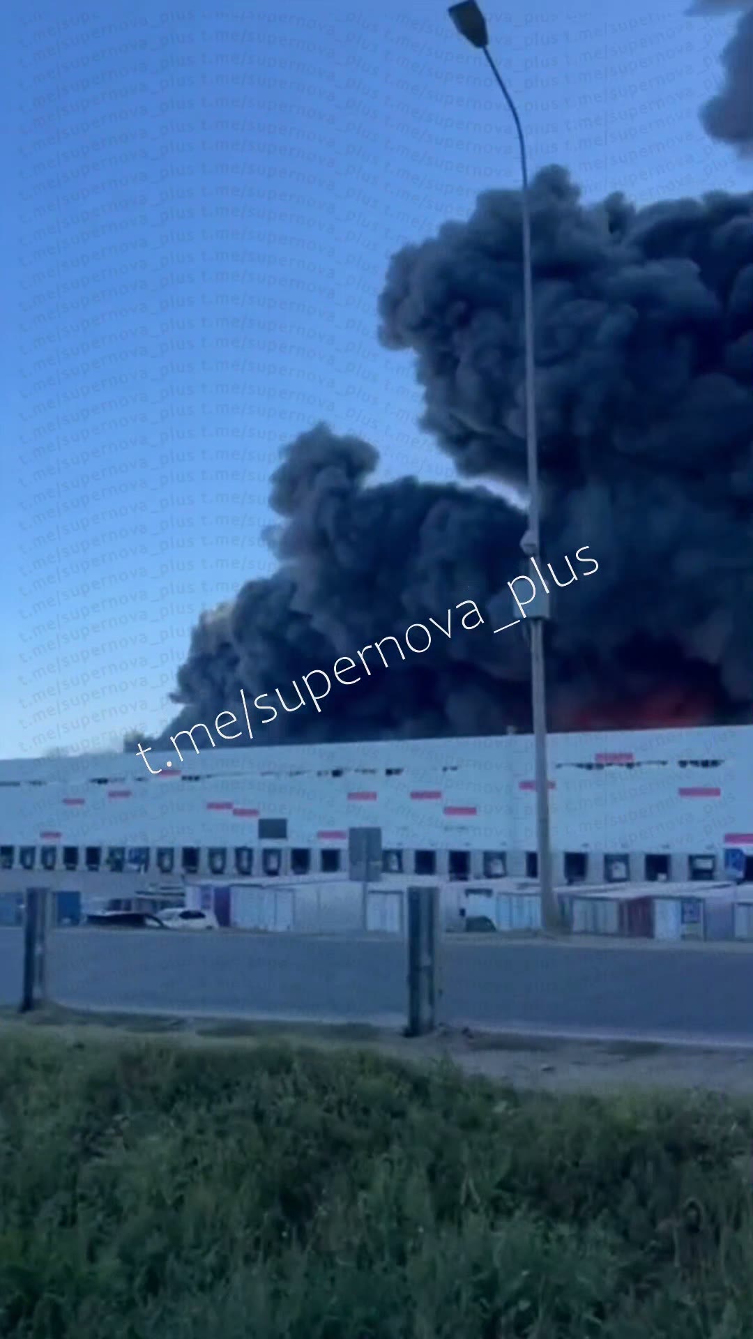 Fire raging at the warehouses in Novosemeykino, Samara region