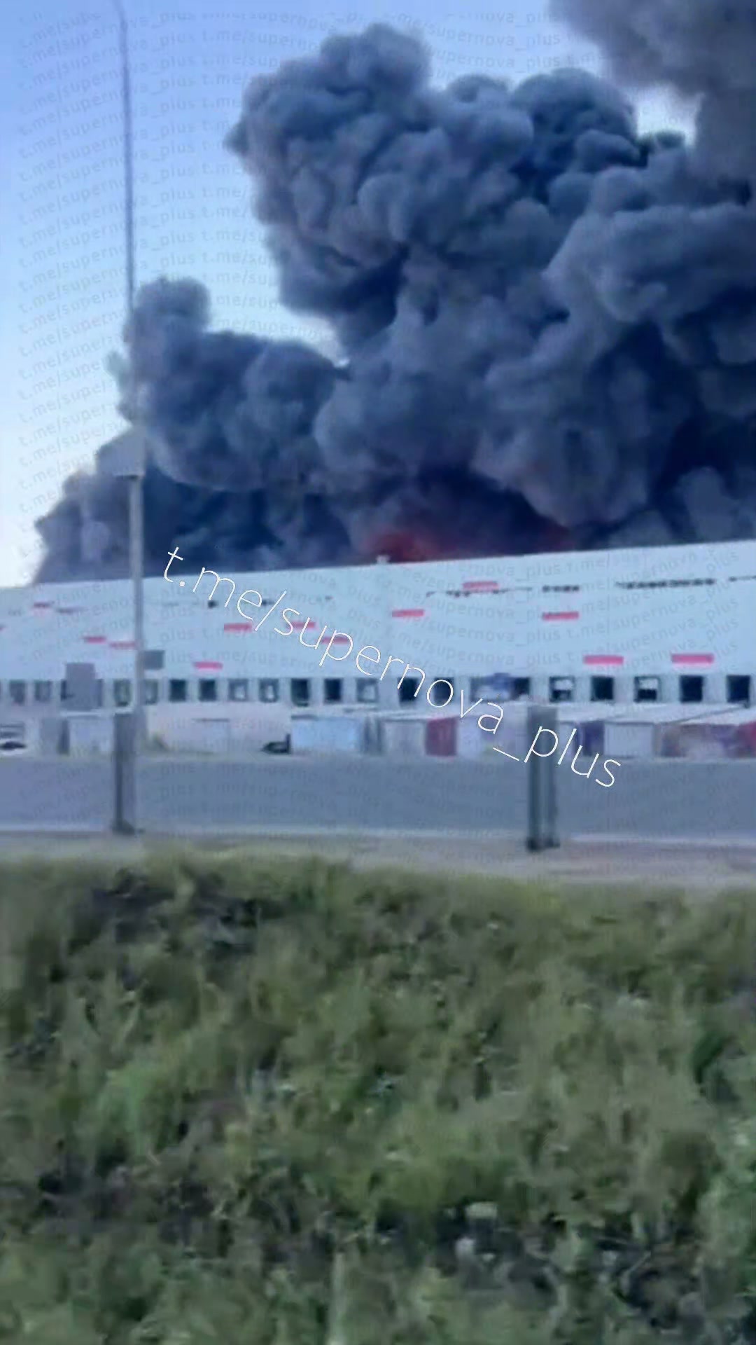 Fire raging at the warehouses in Novosemeykino, Samara region