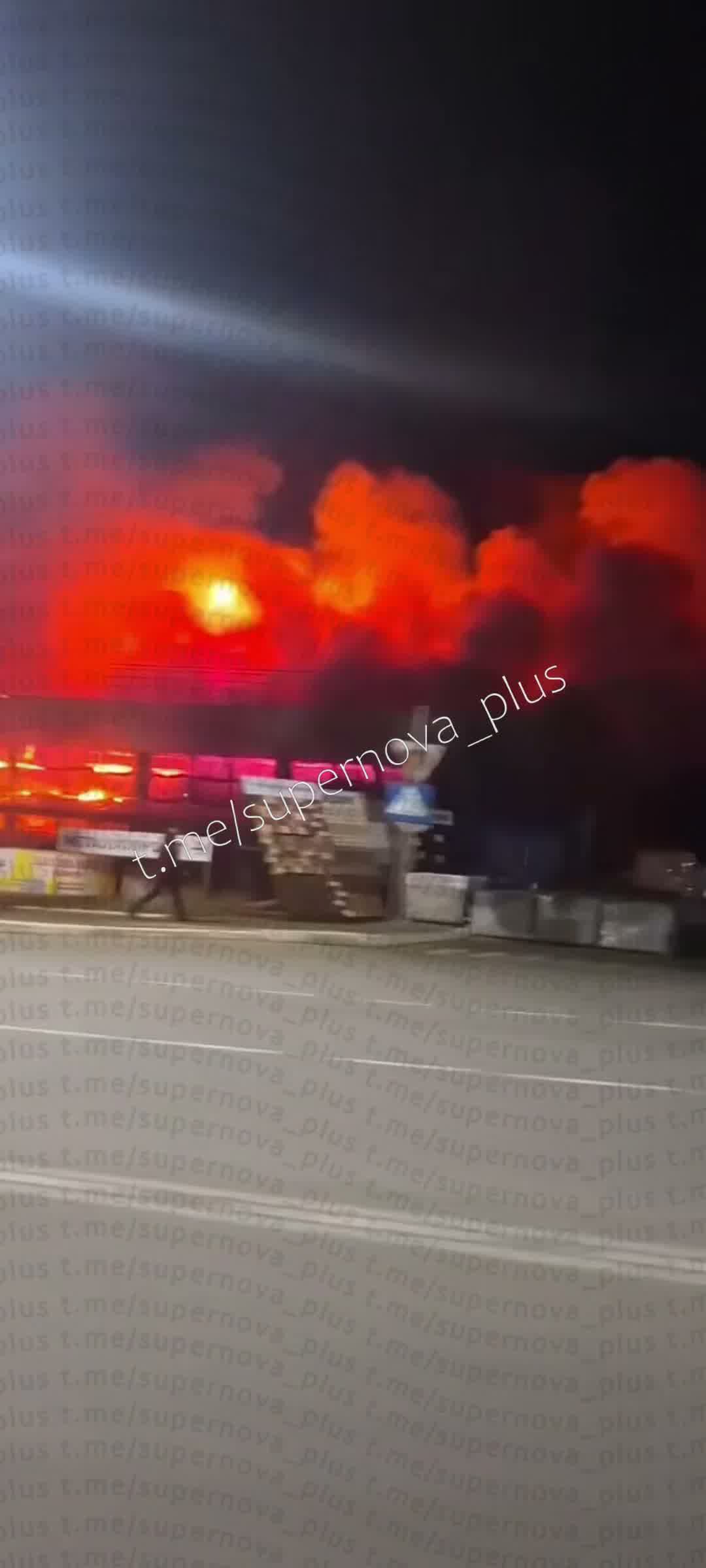 Violent fire at the shopping mall in Yenakiieve