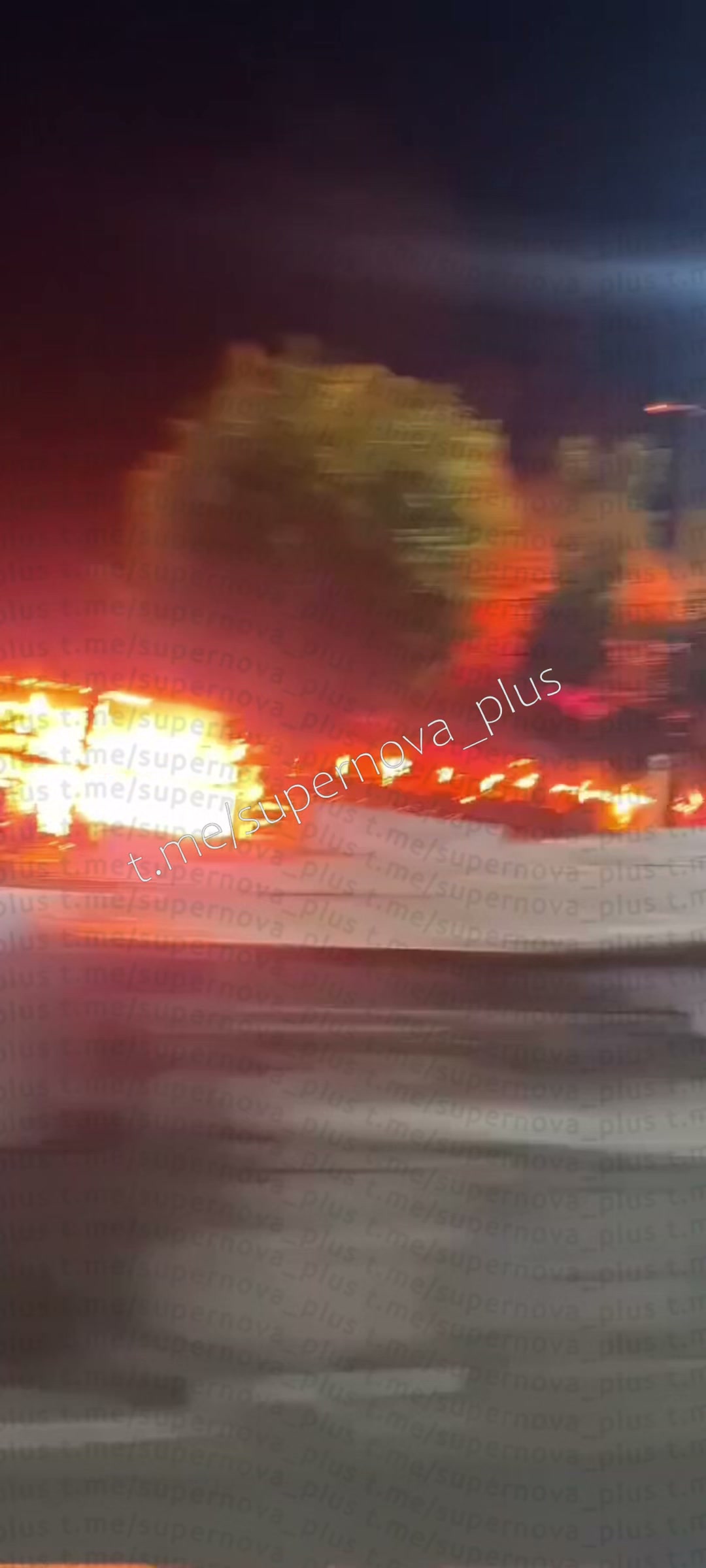 Violent fire at the shopping mall in Yenakiieve