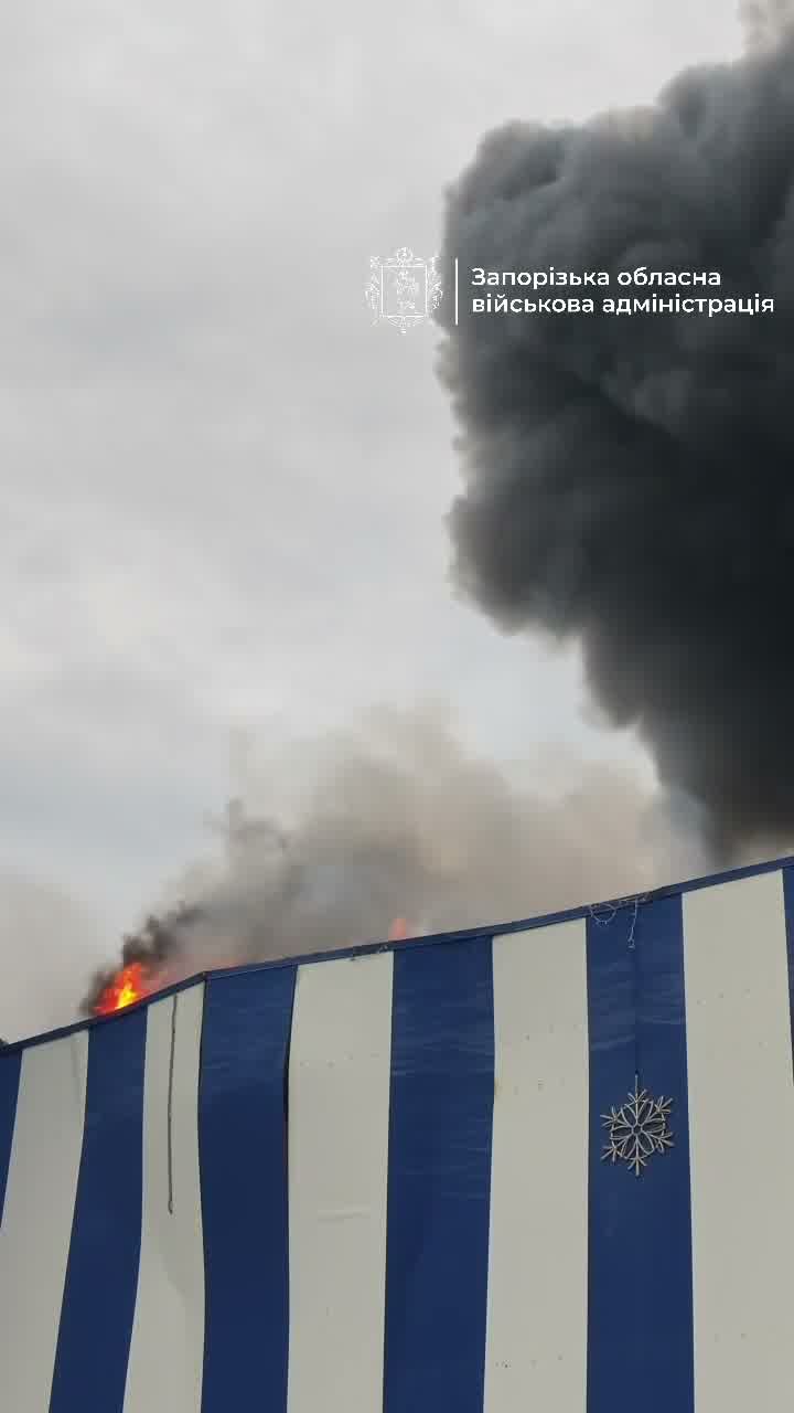 Shopping mall is on fire in Zaporizhzhia as result of Russian strike