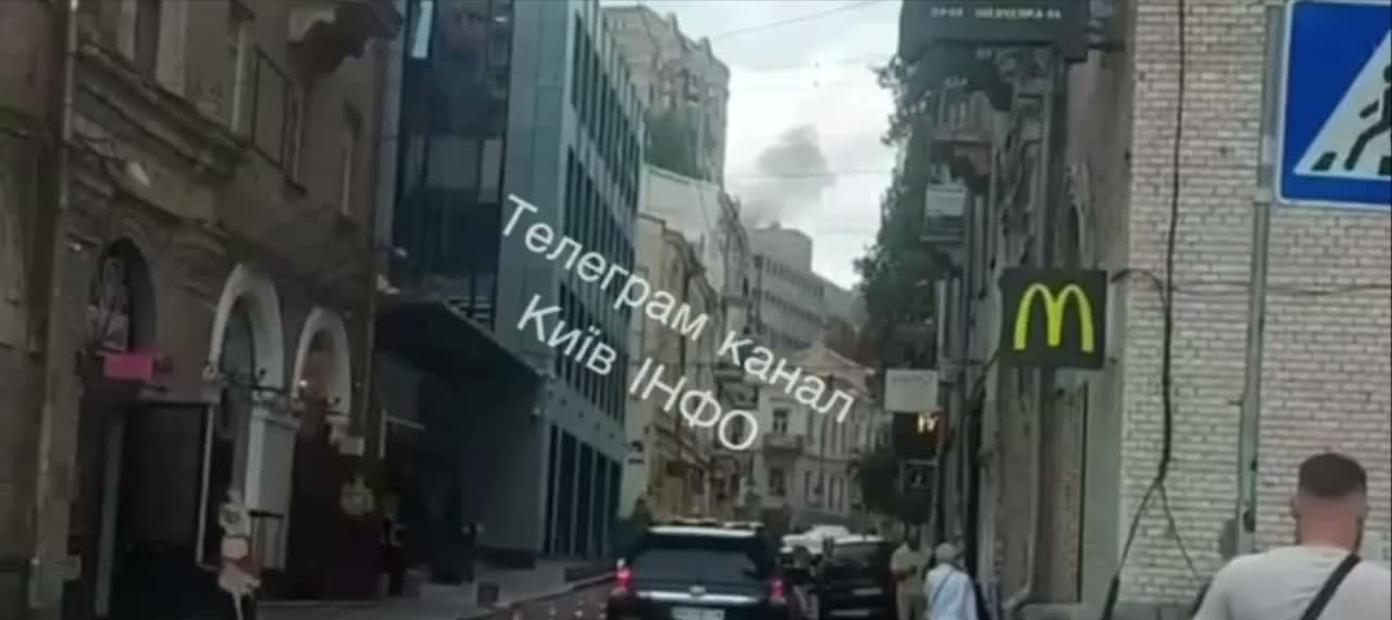 Trosky dronu dopadli na strechu budovy v centre Kyjeva