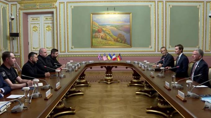 Zelenski va informar que durant les negociacions a Kíiv amb la participació dels enviats del president dels Estats Units i els assessors de seguretat nacional dels països de l'Eurotroika, la discussió es va centrar no només en els possibles paràmetres per posar fi a la guerra, sinó també en la qüestió del suport a Ucraïna a curt termini.